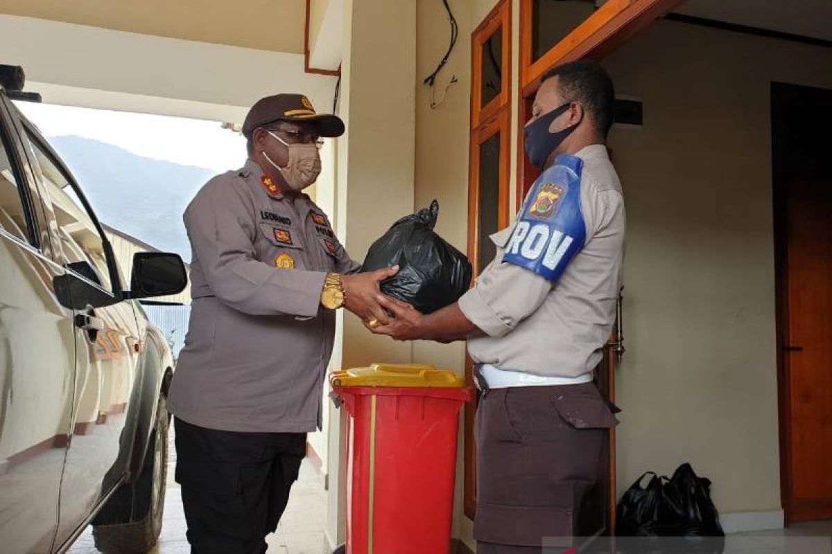 Kapolres Tolikara bagikan 198 paket sembako