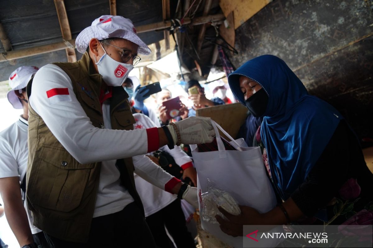 Sandiaga Uno bantu anak-anak pemulung Bantar Gebang