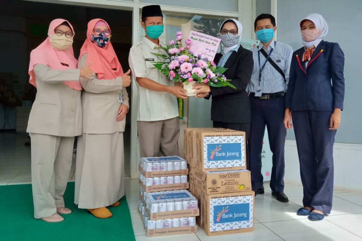 Bank Jateng serahkan bantuan suplemen minuman ke tenaga medis