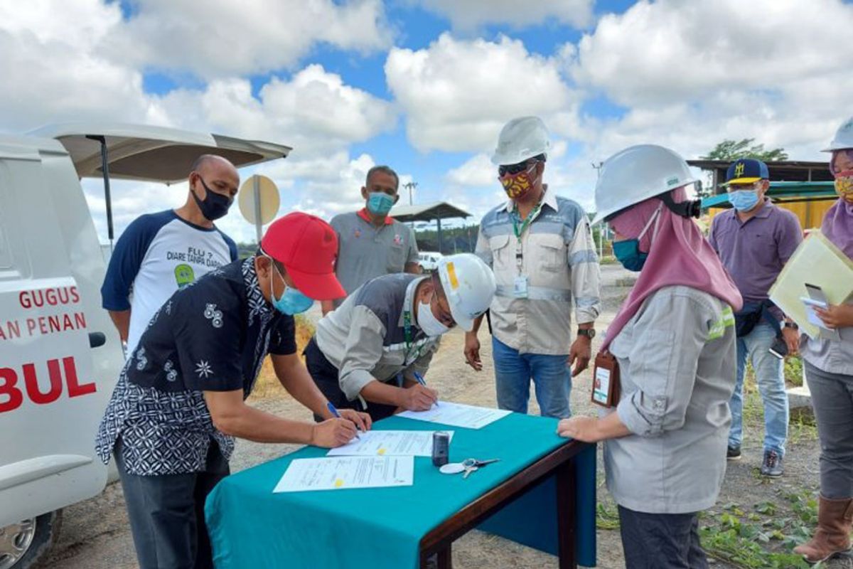 Adaro serahkan ambulans untuk bantu pasien daerah terpencil di Murung Raya