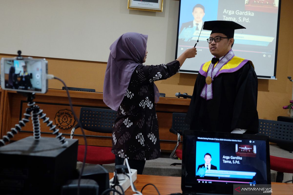 Universitas Baturaja tetap laksanakan wisuda, orangtua hanya saksikan lewat aplikasi zoom