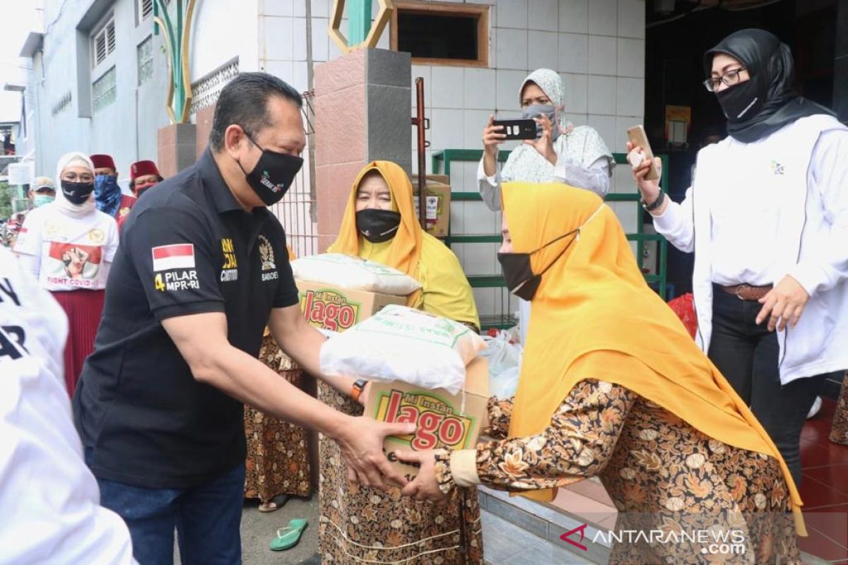 Ketua MPR Bamsoet beri bantuan pada ustadzah dan anak yatim