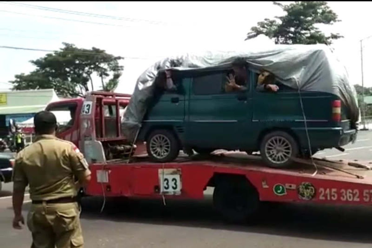 Petugas tangkap empat pemudik diangkut truk "towing"