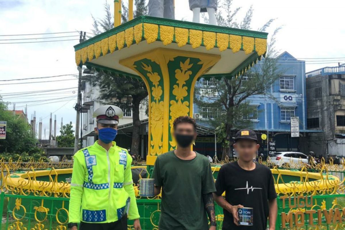 Rayakan kelulusan, dua pelajar SMA aksi corat coret Tugu Motivasi berujung diamankan polisi