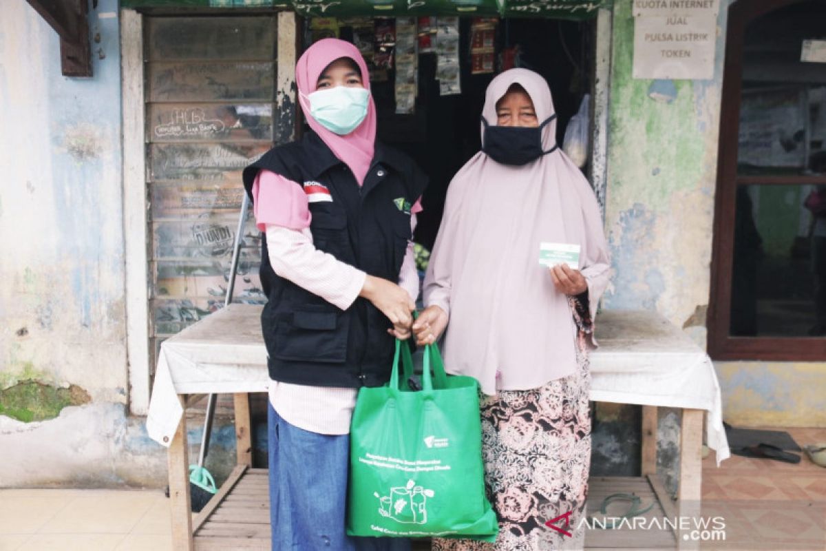 LKC Dompet Dhuafa distribusikan sembako warga Kampung Ciwaru