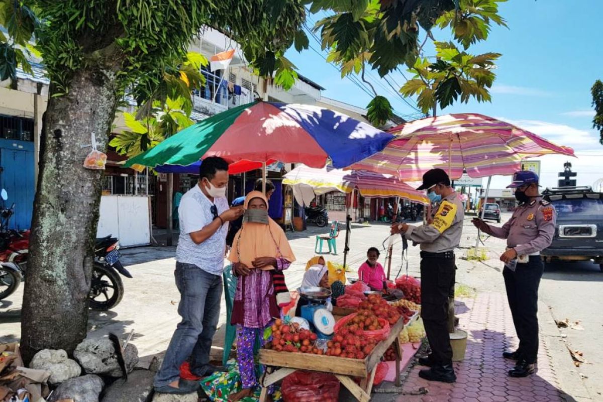 Polsek Nabire Kota bagikan masker gratis warga cegah COVID-19