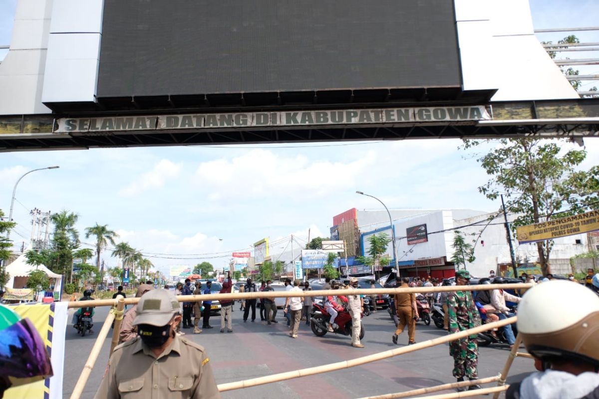 Petugas gabungan perketat pemeriksaan bagi yang masuk ke kabupaten Gowa