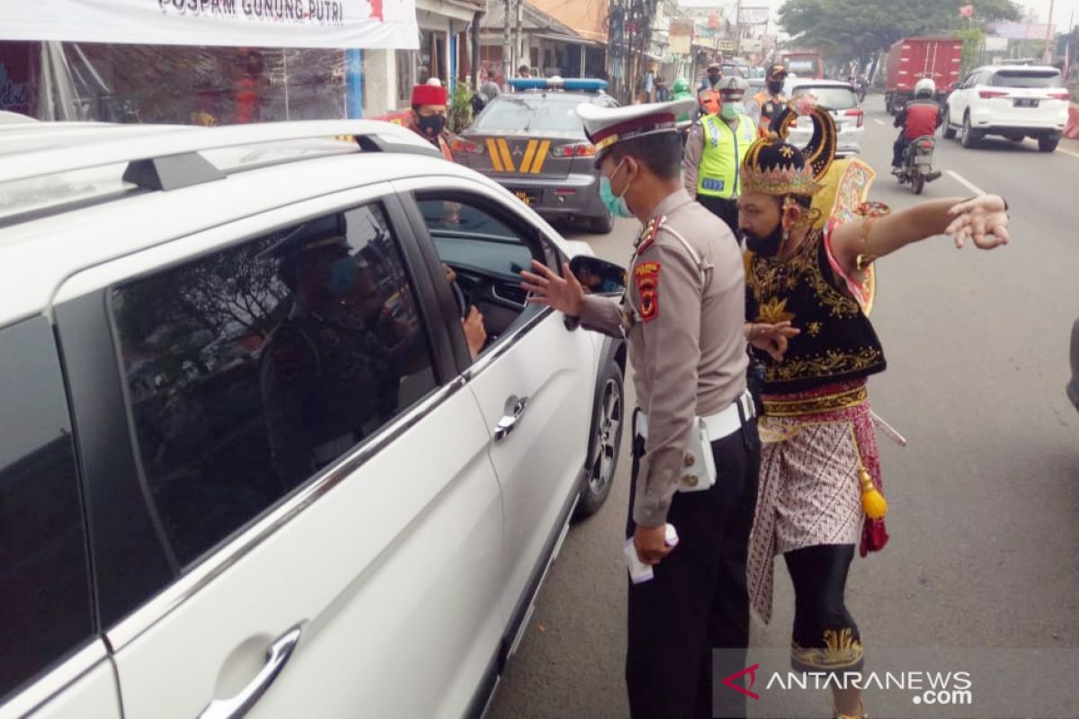 Awasi PSBB, polisi ini diterjunkan berkostum Gatotkaca