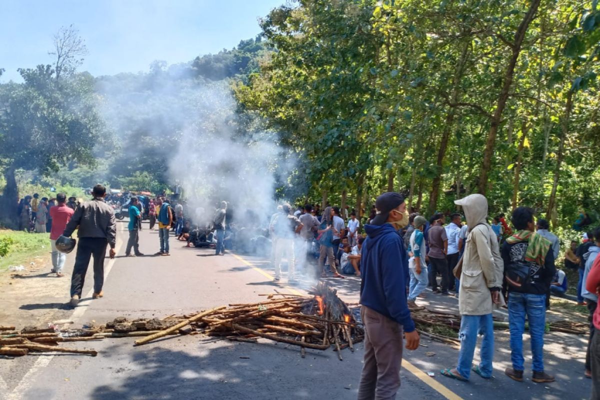 Ratusan petani blokir jalan tuntut kenaikan harga jagung, Bupati Dompu temui para petani