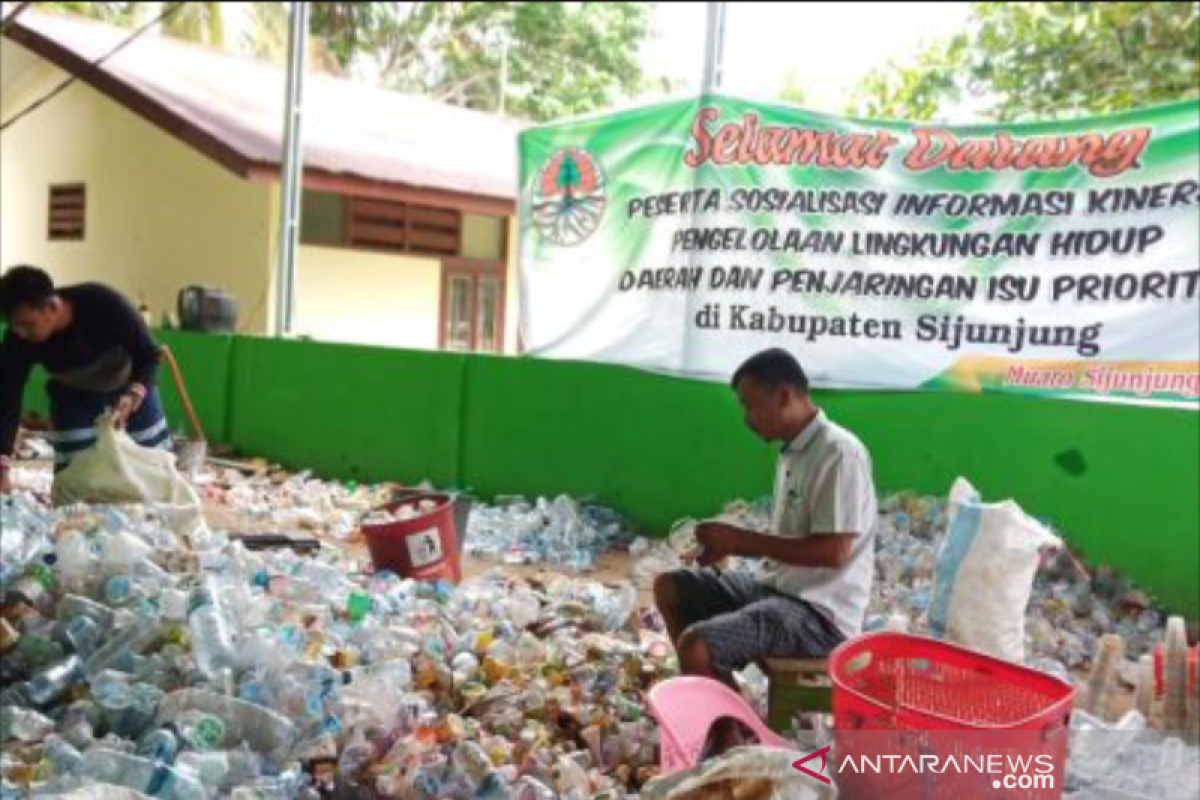 Tabung sampah terima rupiah, datang ke bank sampah Lansek Manih