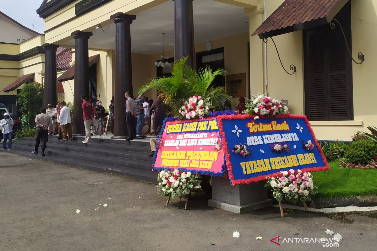 Karangan bunga dikirimi warga ke Polrestabes Bandung usai tertangkapnya Ferdian