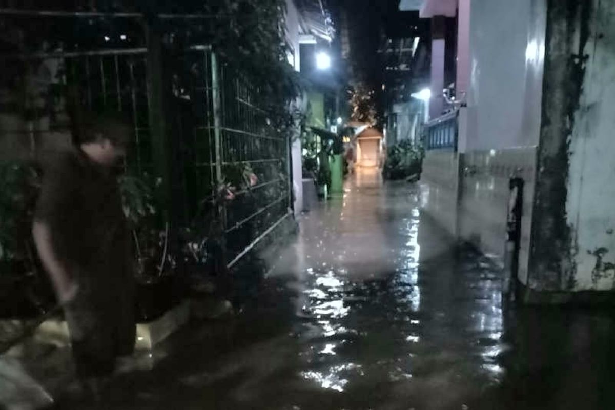 Semarang dilanda banjir dan tanah longsor akibat hujan deras