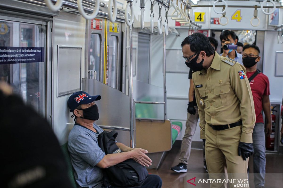 5 Kepala daerah di Bodebek sepakat penumpang KRL tunjukkan surat tugas