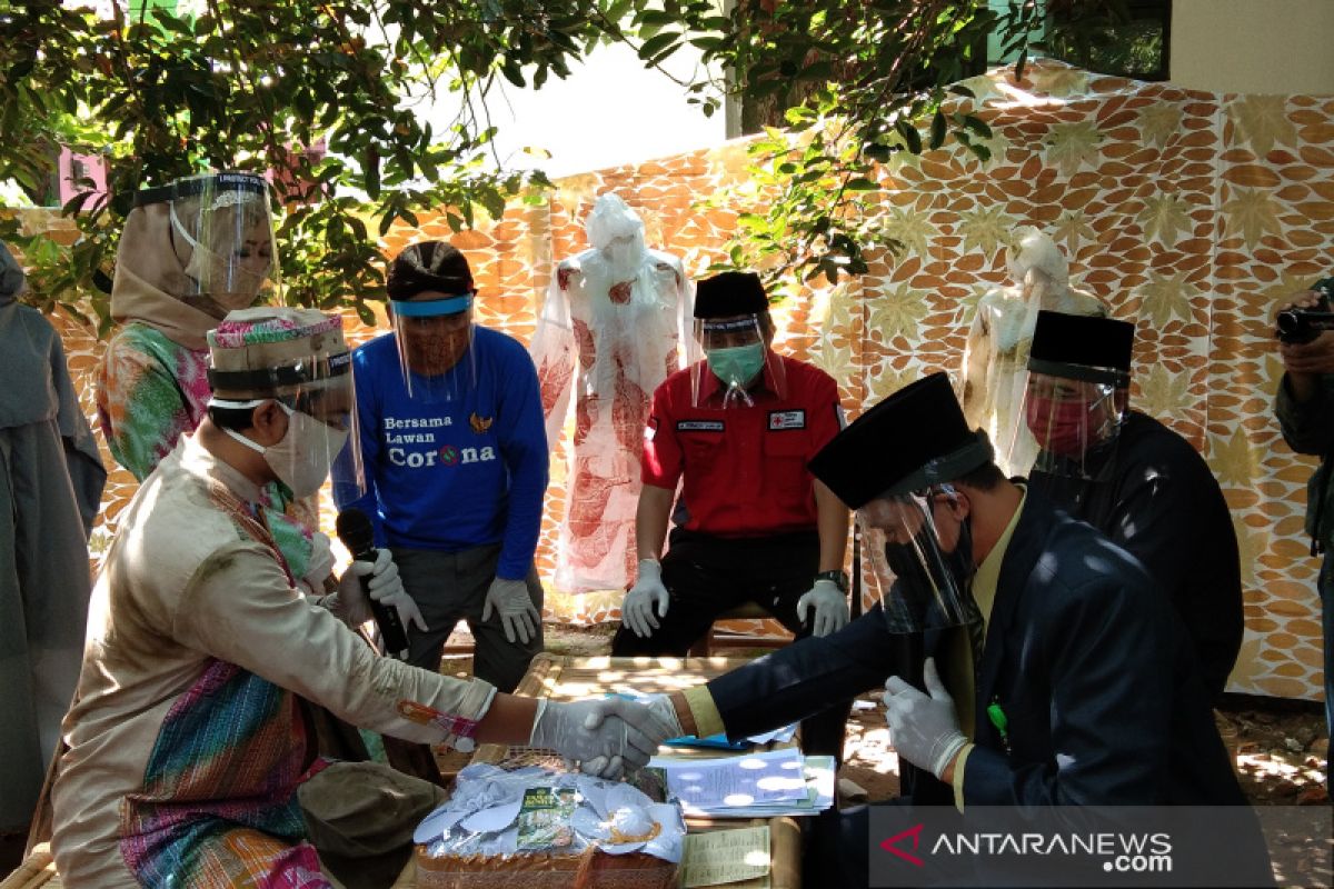 Peduli COVID-19, dua pasang manten nikah dengan mahar APD