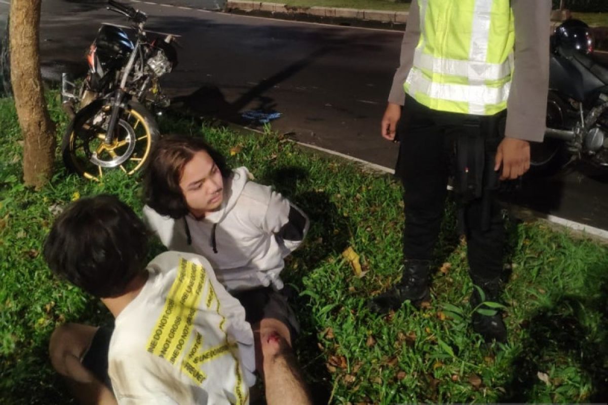 Dua mahasiswa enggan ditertibkan tabrak motor polisi saat patroli PSBB