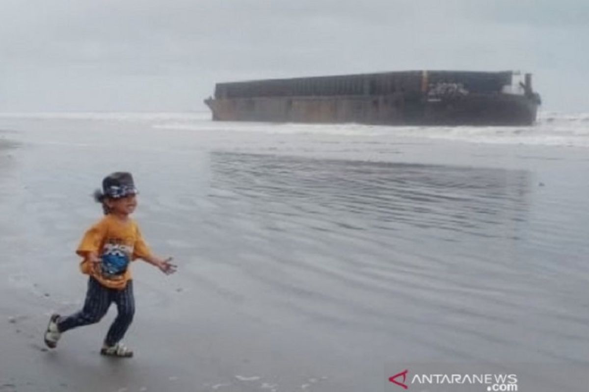 Dihantam badai sebabkan kapal tongkang di Aceh Barat terdampar di bibir pantai