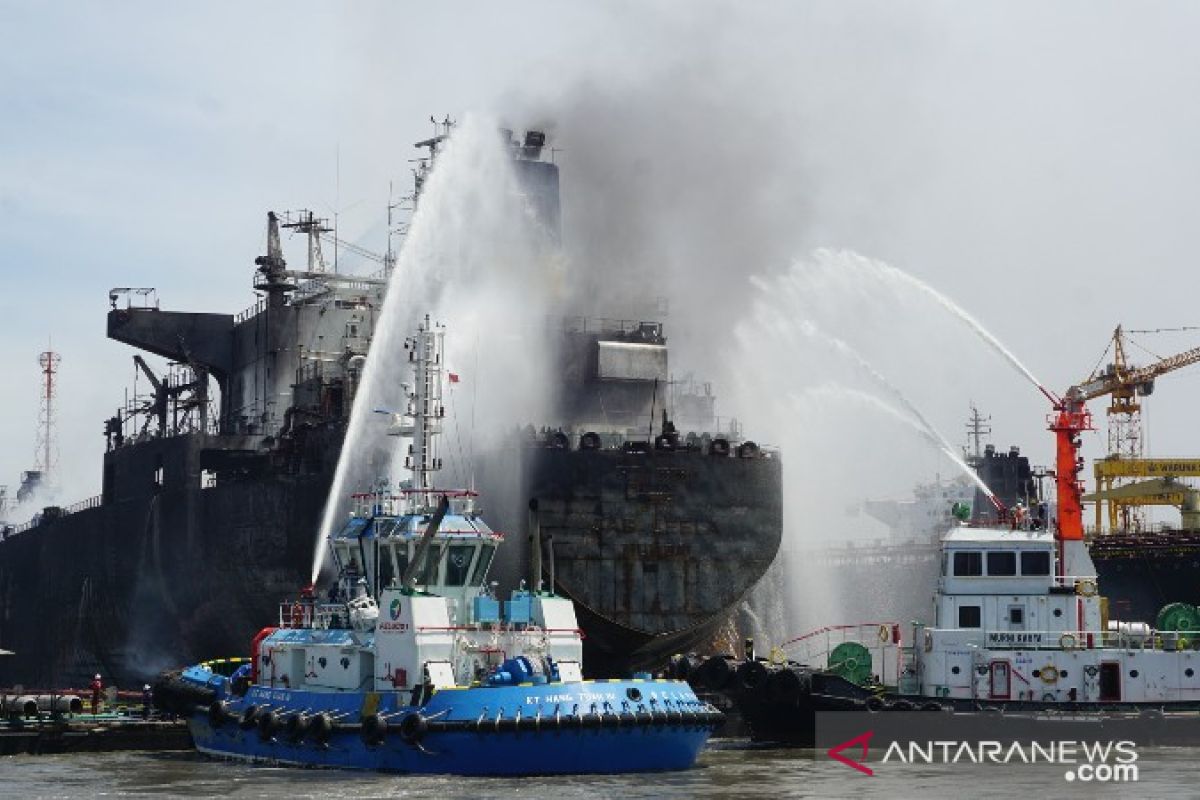 Damkar kerahkan belasan mobil padamkan kapal tanker terbakar di Pelabuhan Belawan Medan