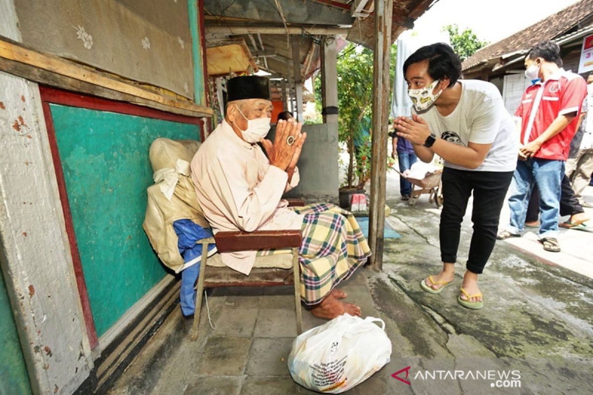 Gibran bagikan paket sembako warga Solo terdampak COVID-19