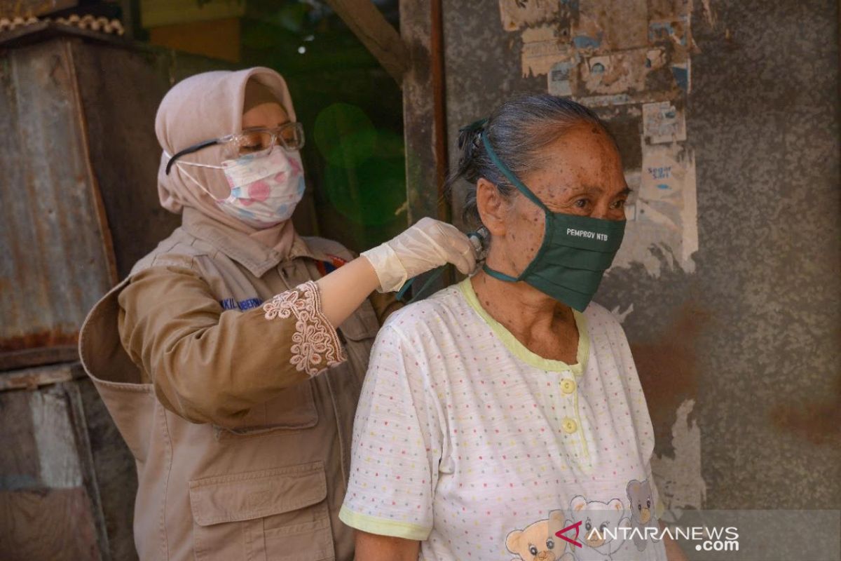 Wagub NTB membagikan masker ke warga cegah penularan COVID-19