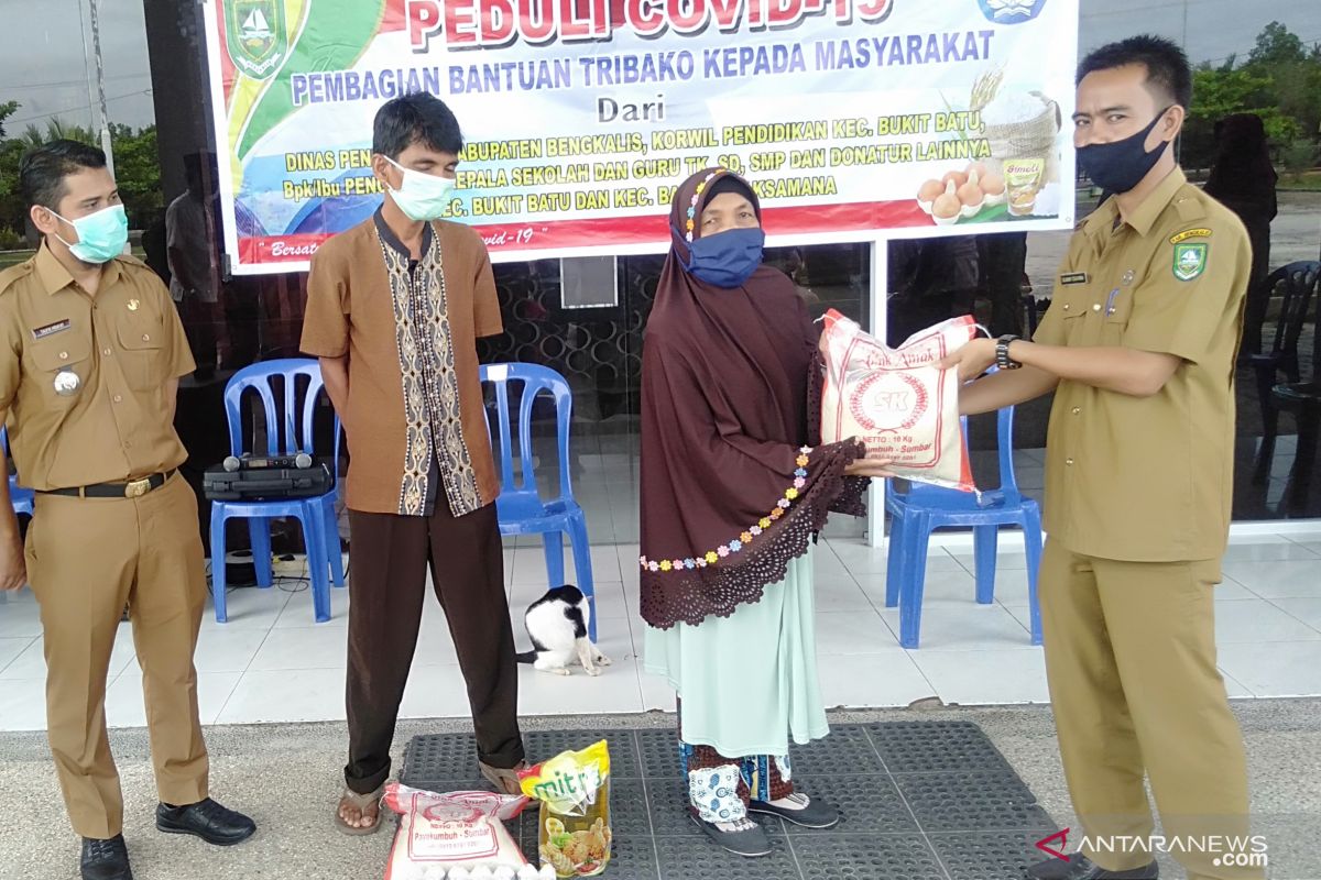 Korwil Pendidikan Bukit Batu bagi 100 paket tribako ke masyarakat