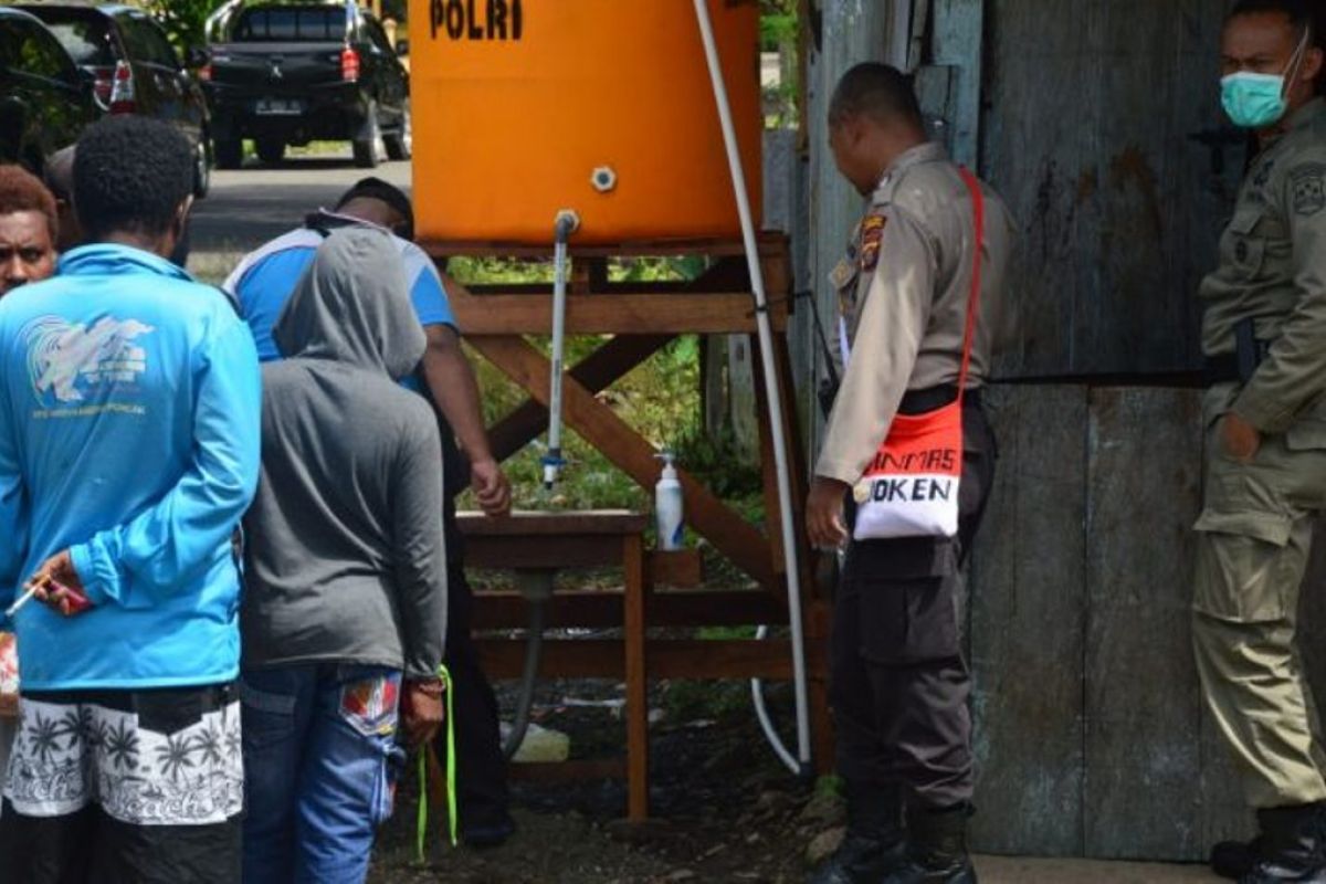 Binmas Noken Polri bangun tempat cuci tangan distrik Kwamki Narama Mimika