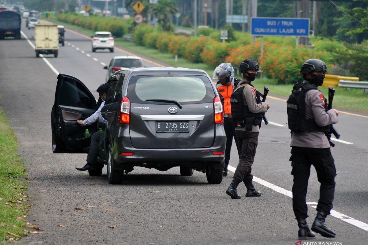 Presiden Jokowi ingatkan pemda hati-hati melonggarkan PSBB