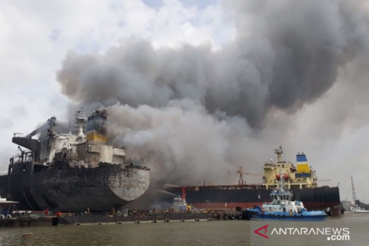 Satu kapal tanker terbakar di Pelabuhan Belawan Medan