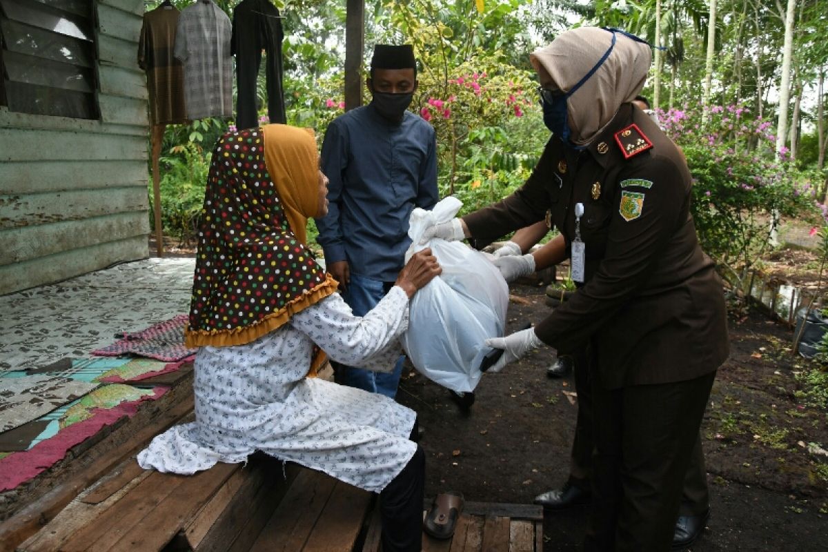 Kejari Bengkalis bantu sembako masyarakat terdampak COVID-19