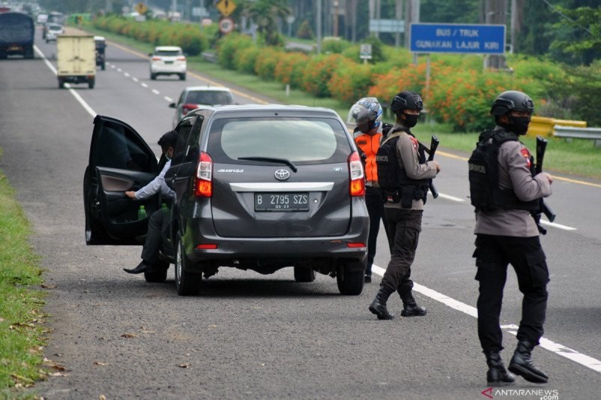 Presiden Joko Widodo ingatkan pemerintah daerah, hati-hati melonggarkan PSBB