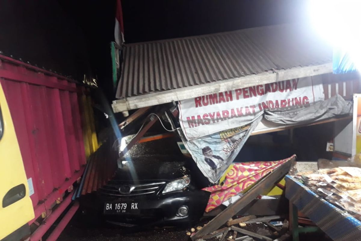 Seorang sopir truk pembawa cangkang kelapa sawit tewas usai tabrak jembatan