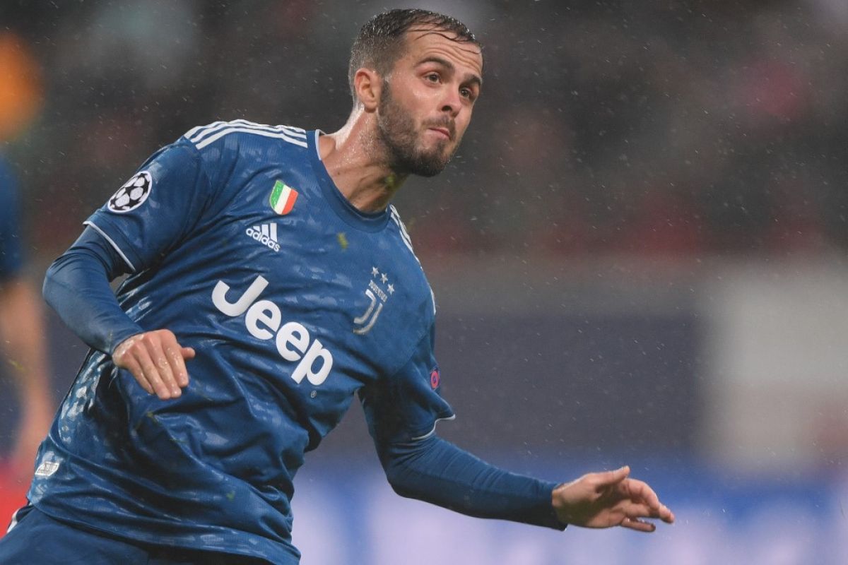 Hasil tes rekrutan Barcelona Miralem Pjanic positif COVID