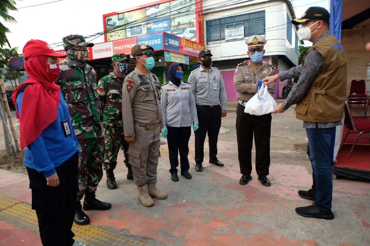 Bupati Gowa Adnan keliling pos pengamanan bagikan vitamin