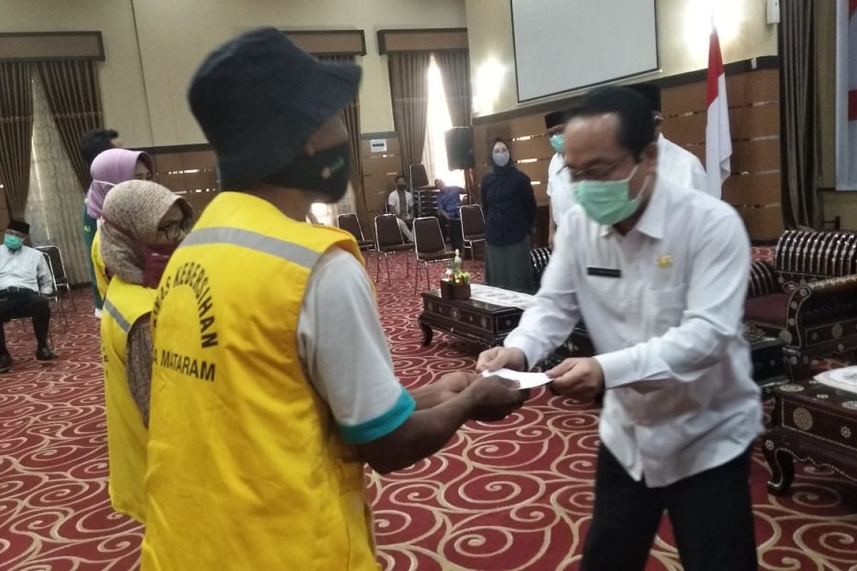 Baznas Mataram menyalurkan santunan kepada 1.245 petugas kebersihan