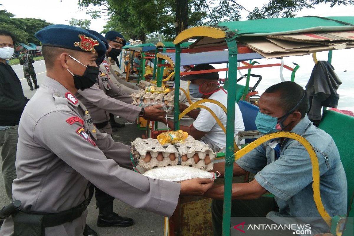 Brimob Polda Sultra-Yonif 725/Wrg memberi 200 paket sembako tukang becak