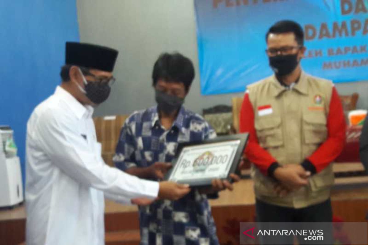 Bupati minta warga hargai kerja keras kades terkait bansos