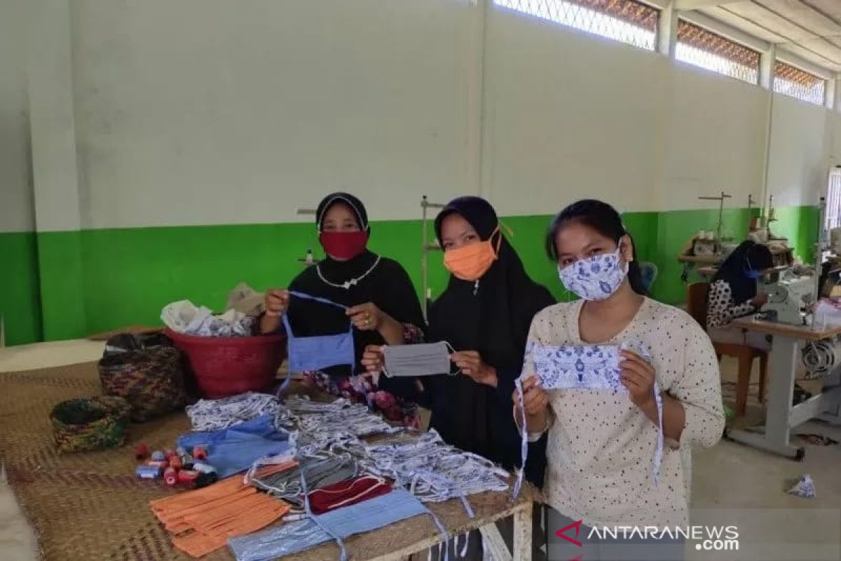 Cooperatives and SMEs agency in Padang empower SMEs to meet the needs of masks