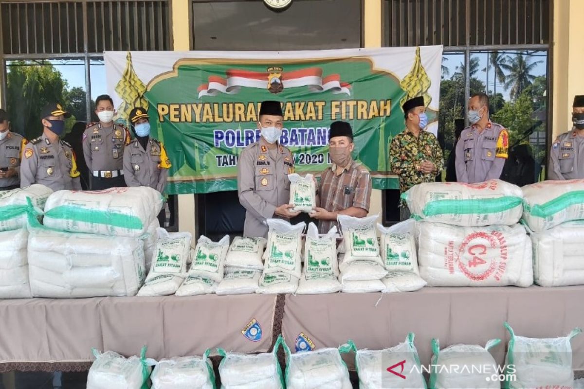 Polres Batang mempercepat bagikan ratusan paket zakat fitrah