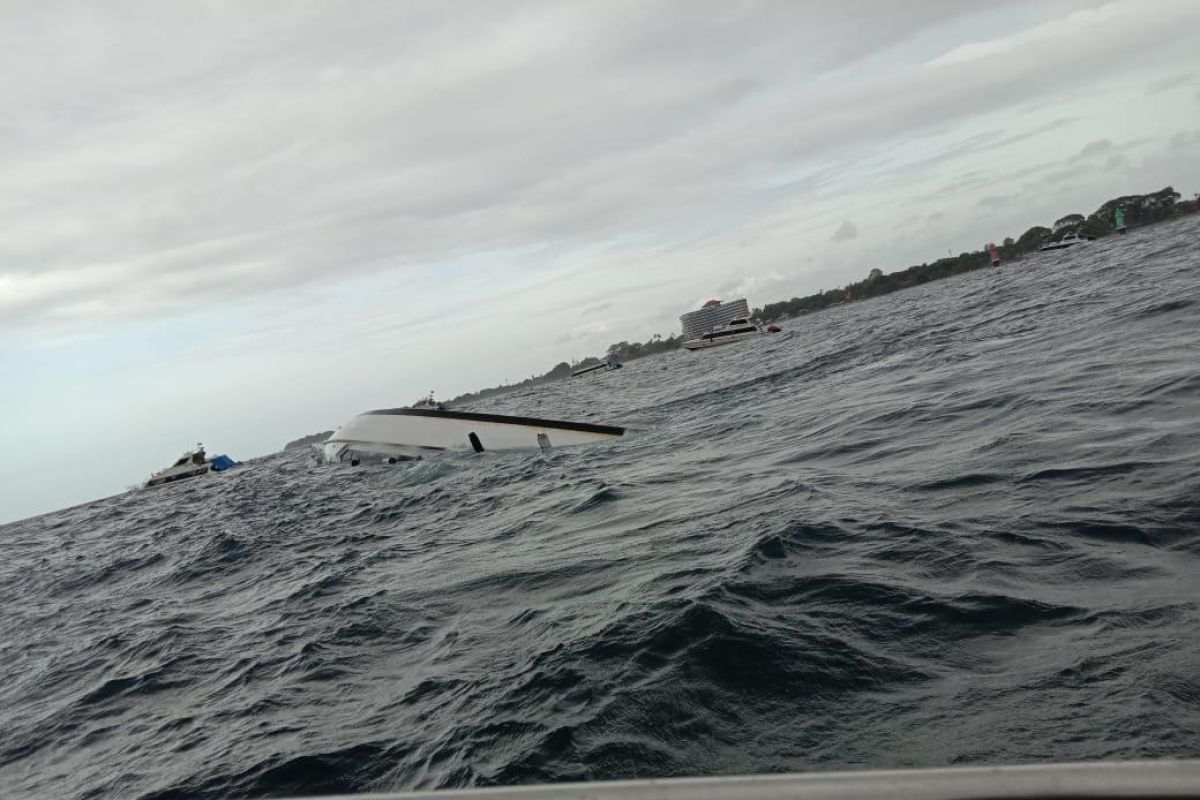 Kapal penumpang lego jangkar ditemukan terbalik di perairan Sanur-Bali