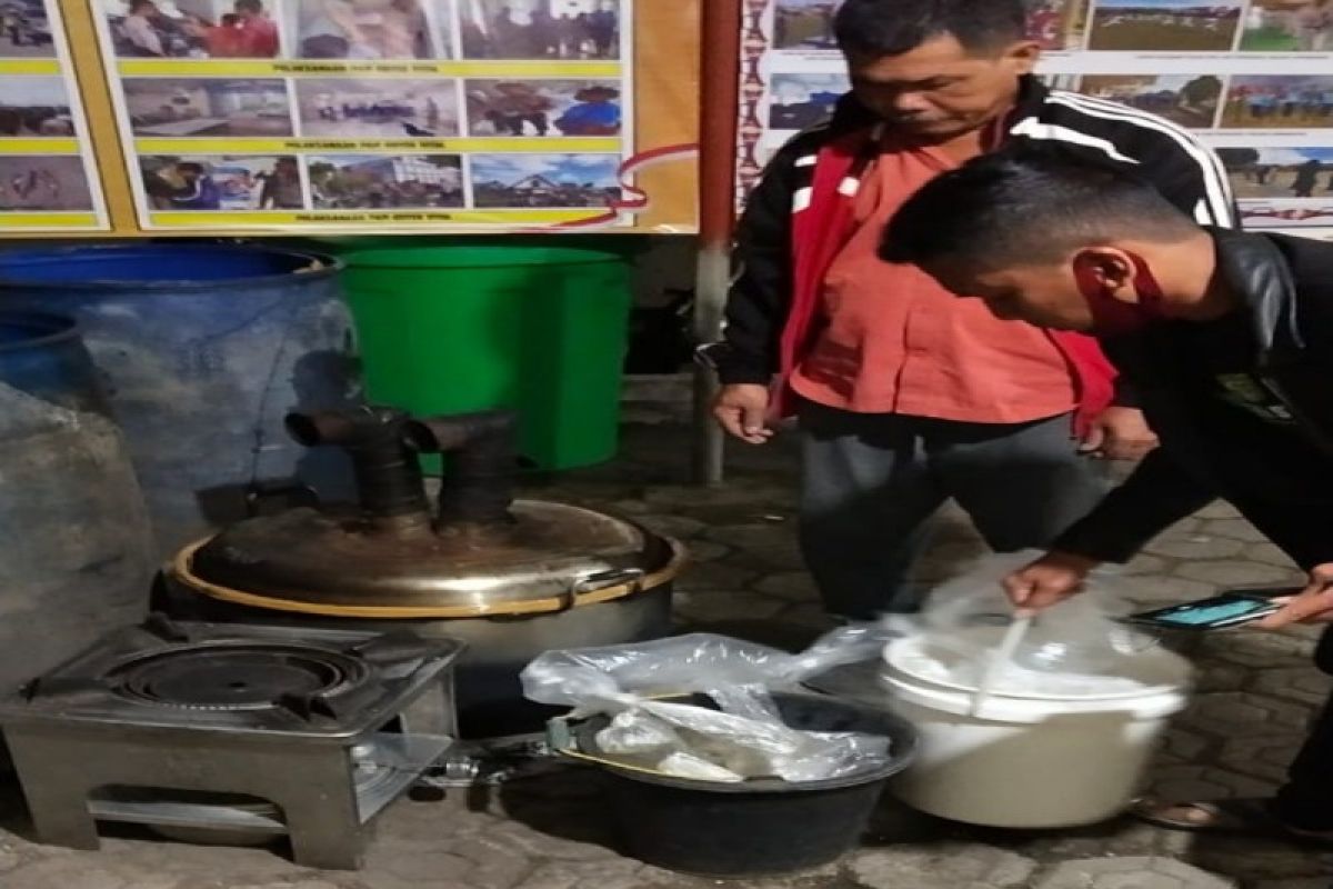 Polres Jayawijaya tangkap empat pembuat minuman berakohol lokal