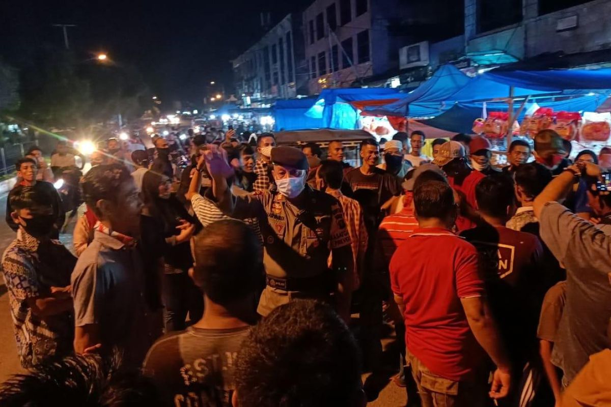 Pedagang pasar di Dumai turun ke jalan tolak pembatasan jam usaha