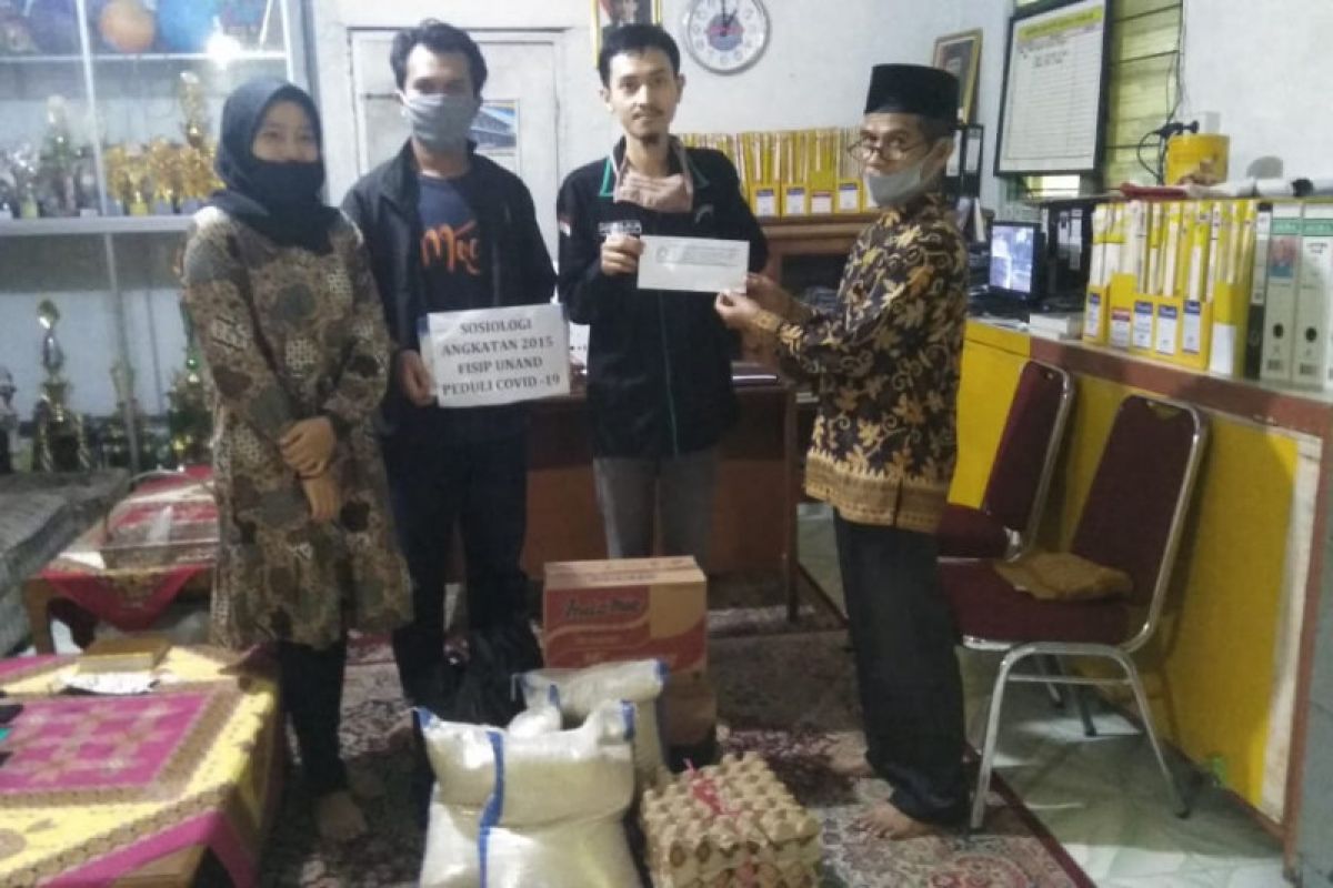 Mahasiswa Sosiologi Unand turut berbagi, salurkan bahan pokok ke panti asuhan