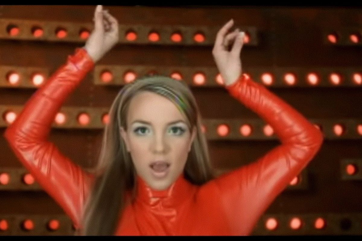 Fakta di balik baju merah Britney Spears pada 'Oops!... I Did It Again'