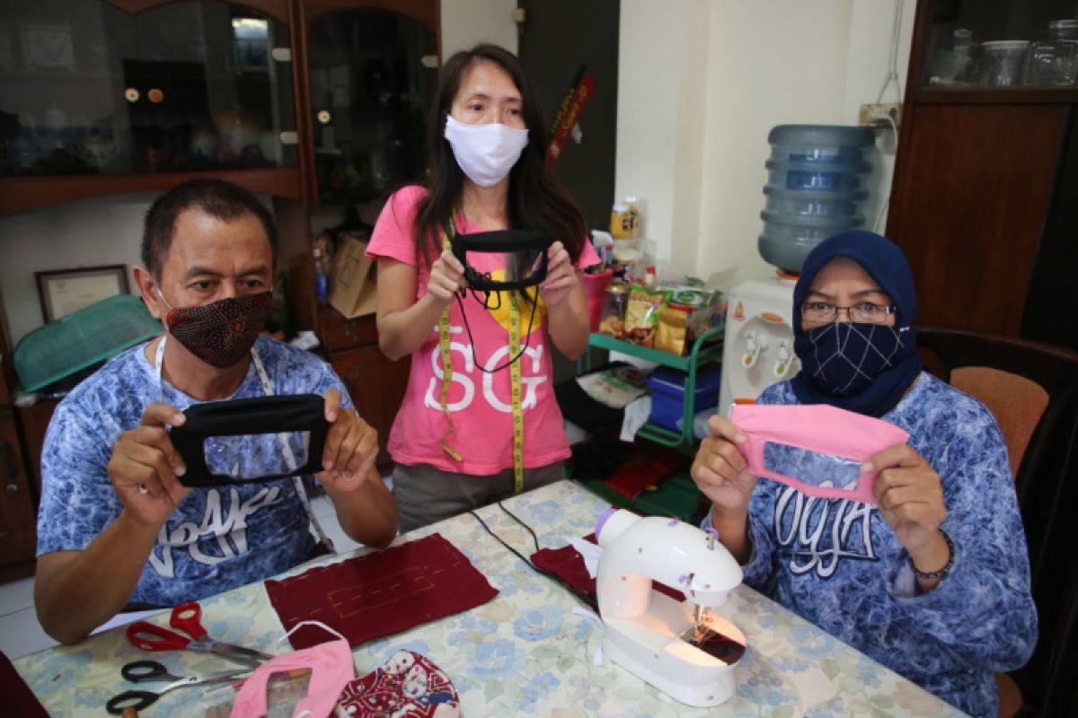 Penyandang disabilitas produksi masker transparan untuk tunarungu