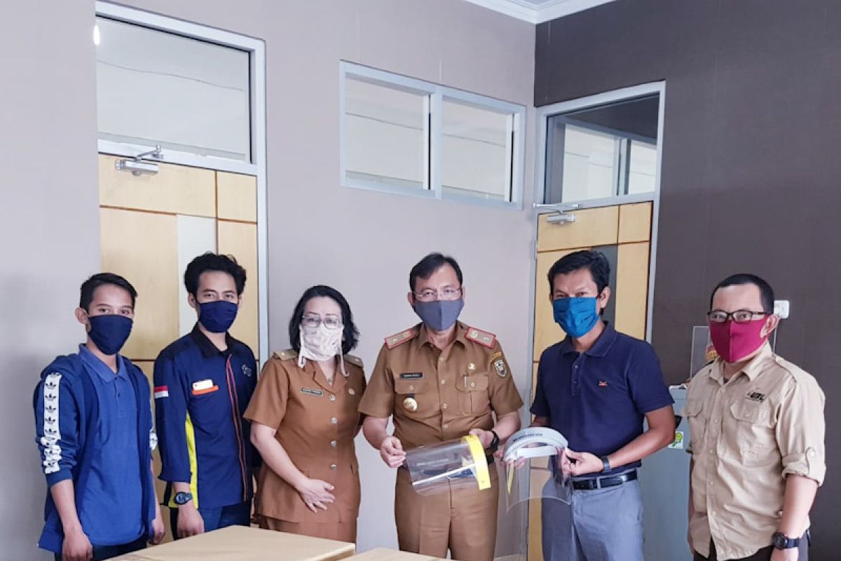 UBL bagikan "face shield" karya mahasiswa untuk tenaga medis