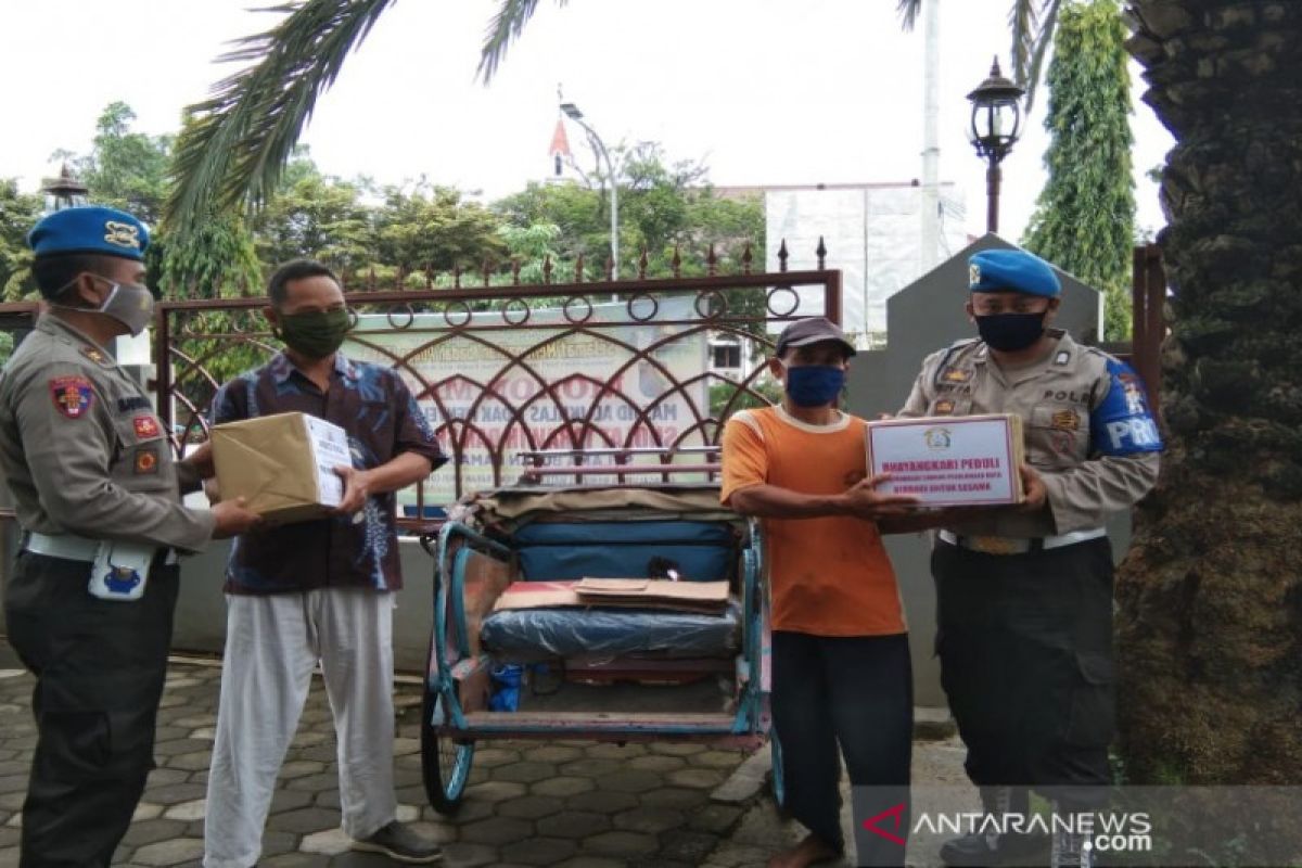 Polres Pekalongan Kota bagikan paket sembako dan masker pada pengayuh becak