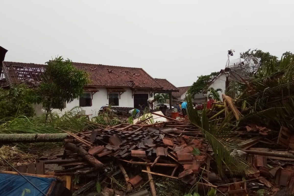 Dua orang meninggal akibat puting beliung di Tulangbawang