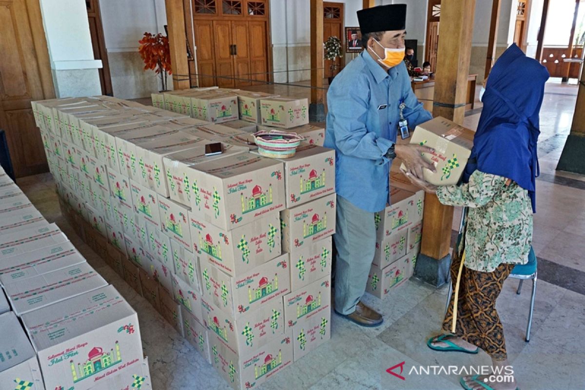 Pemkab bagikan bingkisan bagi buruh gendong di Pasar Boyolali