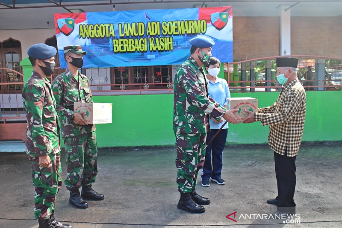 Lanud Adi Soemarmo berbagi sembako untuk warga terdampak