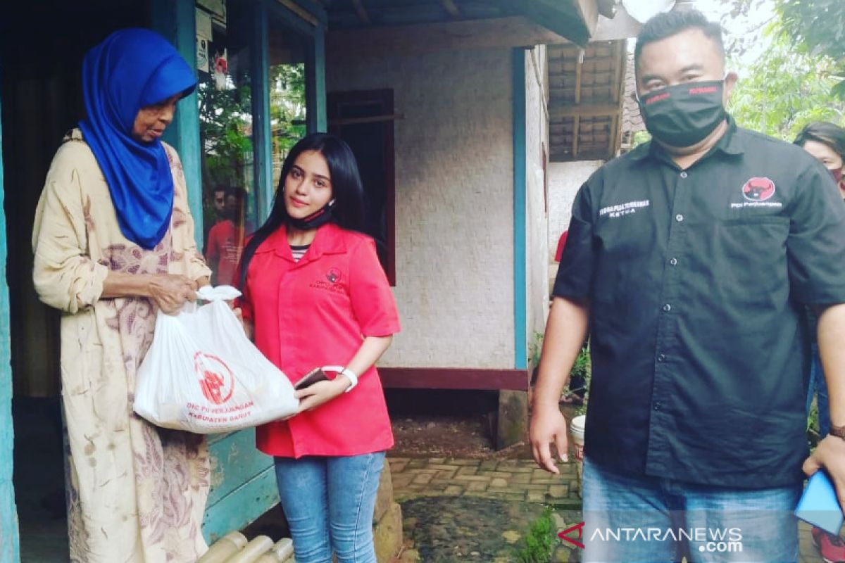 PDIP Garut ajak aktris Preman Pensiun bagikan bantuan sembako kepada ibu jompo