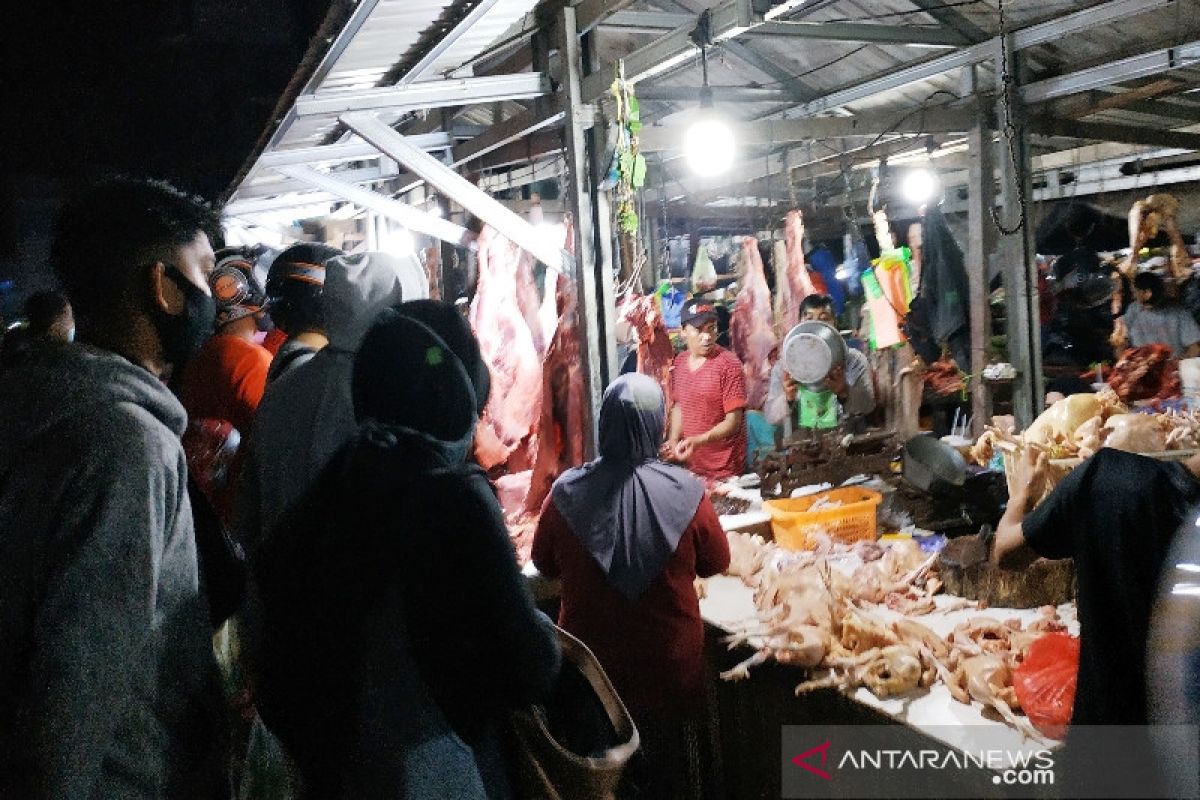 Warga berburu daging dan ayam meski harga tinggi